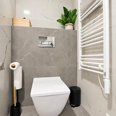 LAM Oak AC - Balcony Apartman *