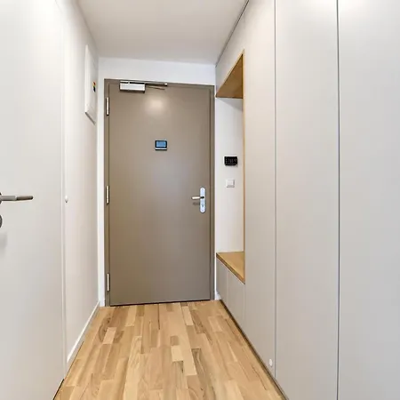 LAM Oak AC - Balcony *